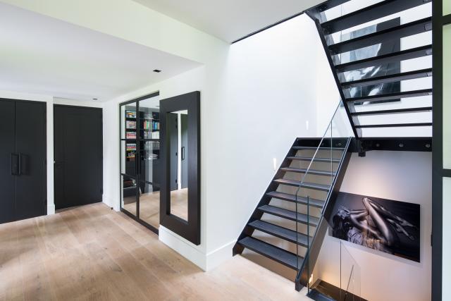 Houten vloer trap landelijke moderne villa VloerenExclusief