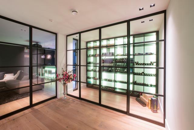 Houten vloer wijnkast landelijke moderne villa VloerenExclusief